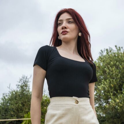 Pull à Col Carré et Demi-Manches