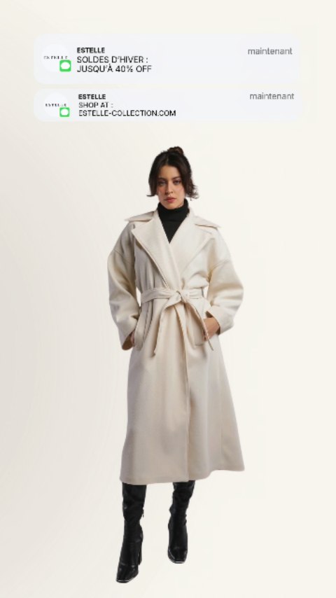 Manteau d'hiver beige avec ceinture porté par un modèle en position debout sur fond clair.