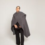 Cape longue en laine, L’INSOUMISE