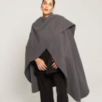 Cape longue en laine, L’INSOUMISE