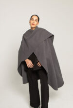 Cape longue en laine, L’INSOUMISE