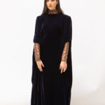 Robe longue bleu nuit en velours de soie brodée