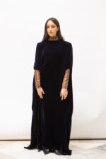 Robe longue bleu nuit en velours de soie brodée