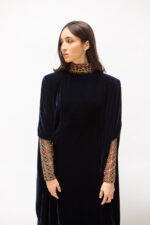 Robe longue bleu nuit en velours de soie brodée – Image 5