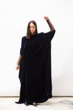 Robe longue bleu nuit en velours de soie brodée – Image 6