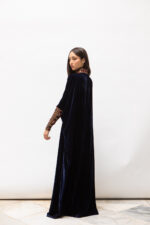 Robe longue bleu nuit en velours de soie brodée – Image 3