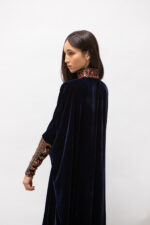 Robe longue bleu nuit en velours de soie brodée – Image 4