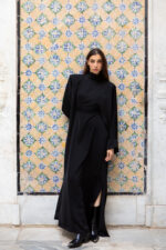 Robe noire longue structurée à fente – Image 3