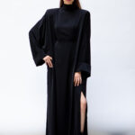 Robe noire longue structurée à fente