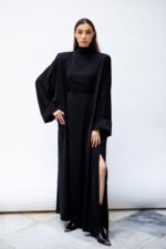 Robe noire longue structurée à fente