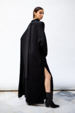 Robe noire longue structurée à fente – Image 2